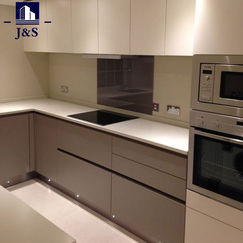 Bagaimana cara memasang lemari di dapur kecil?