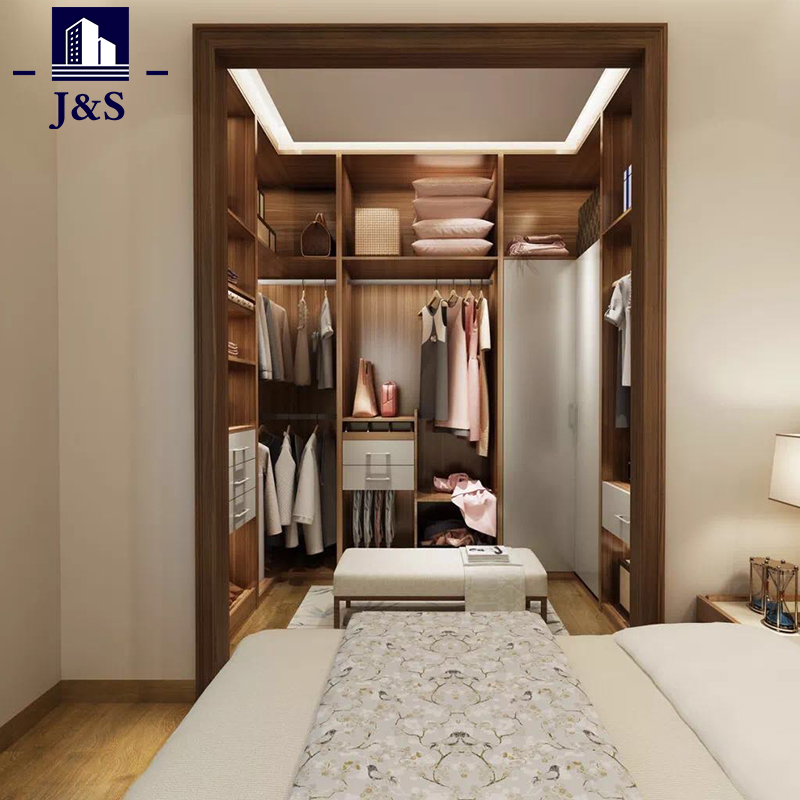 Di walk-in closet, apakah Anda ingin memasang pintunya?