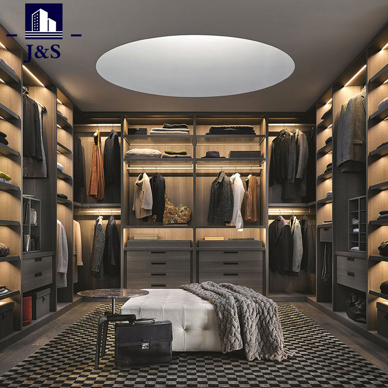 Apa keuntungan signifikan dari walk-in closet?