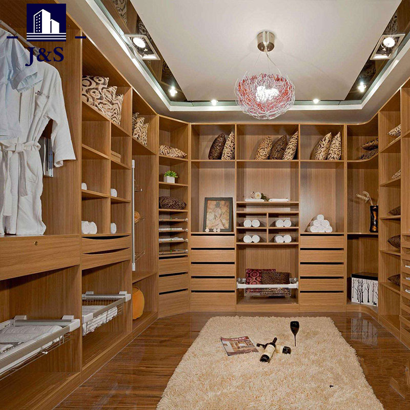 Elegan Modern Dibangun di Closet Walk in Closet